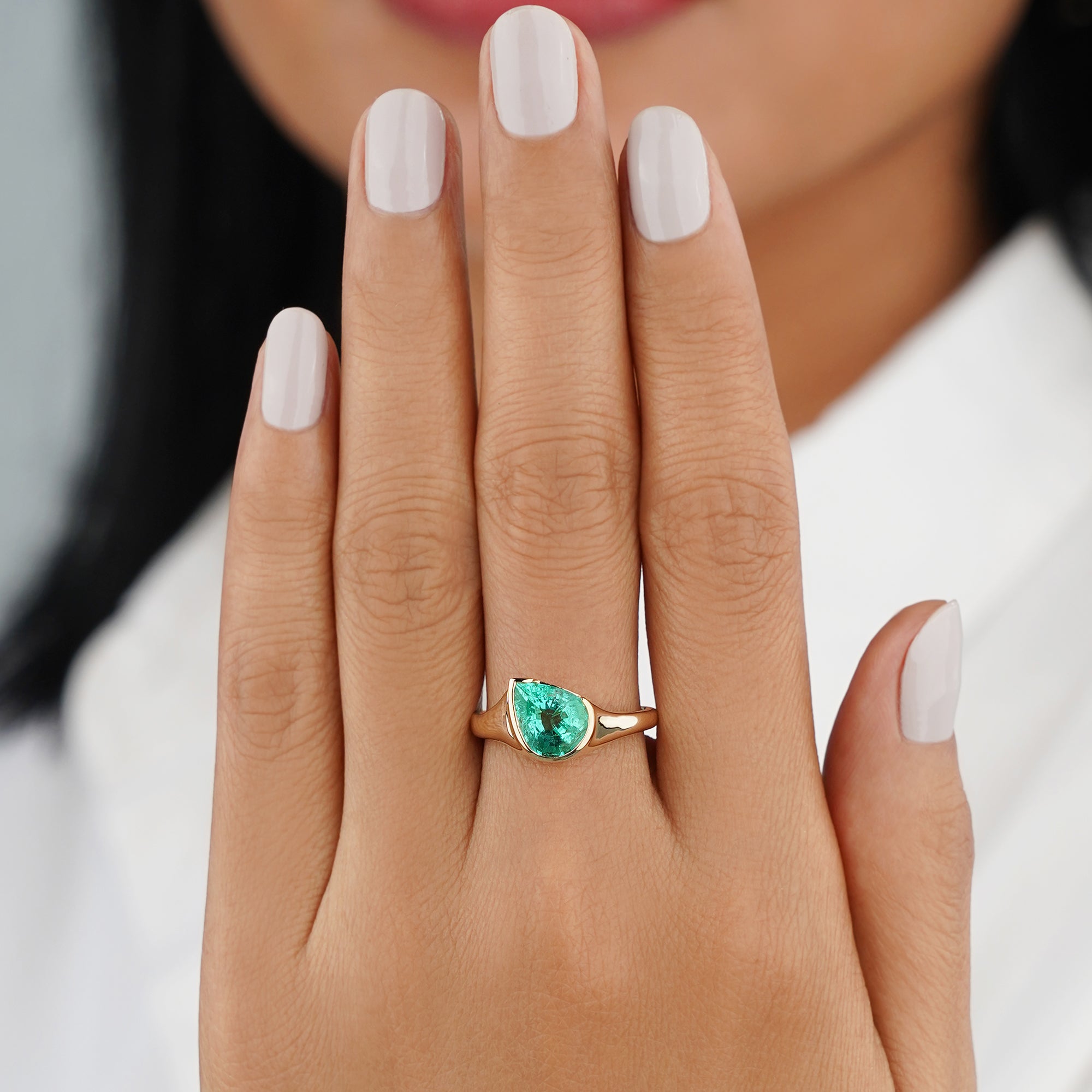 2 Carat Pear-shaped Colombian Emerald Wavy Diagonal Ring - Solid 14K Yellow Gold