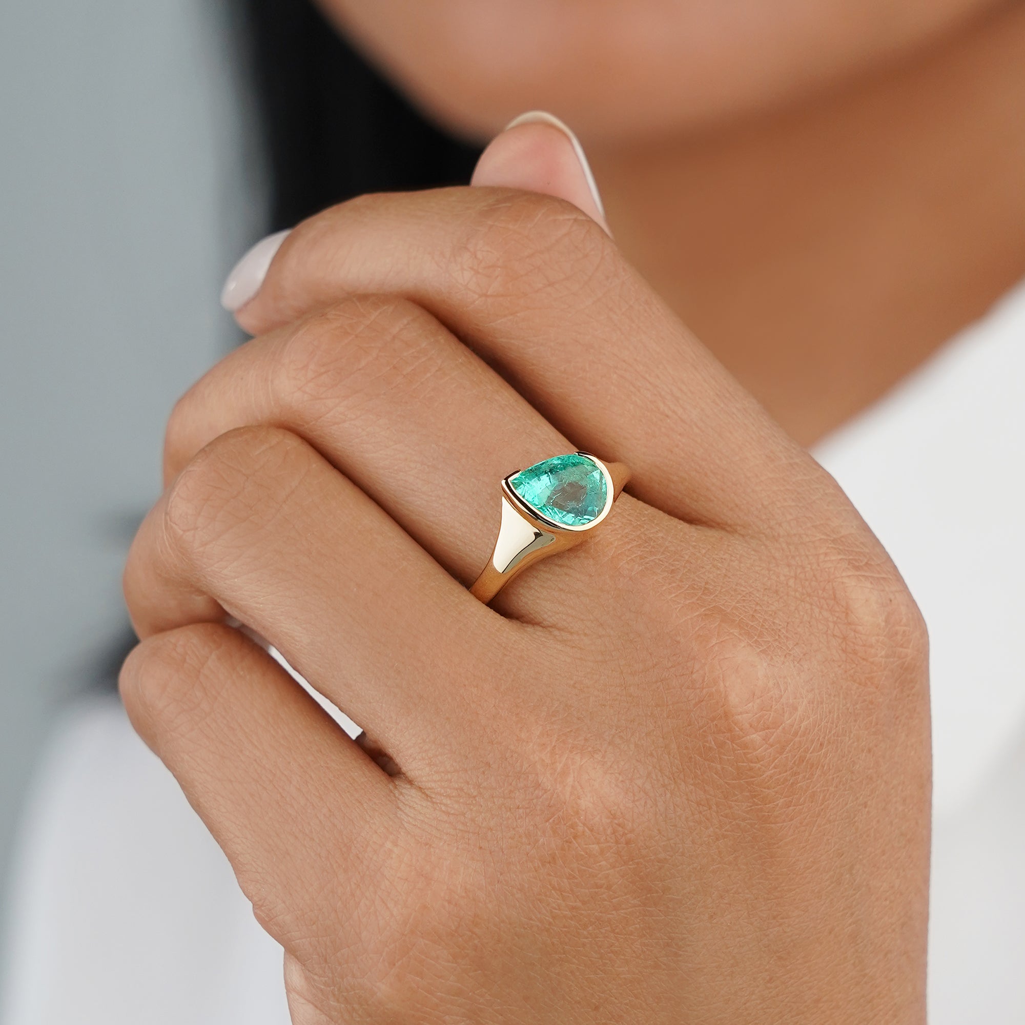 2 Carat Pear-shaped Colombian Emerald Wavy Diagonal Ring - Solid 14K Yellow Gold