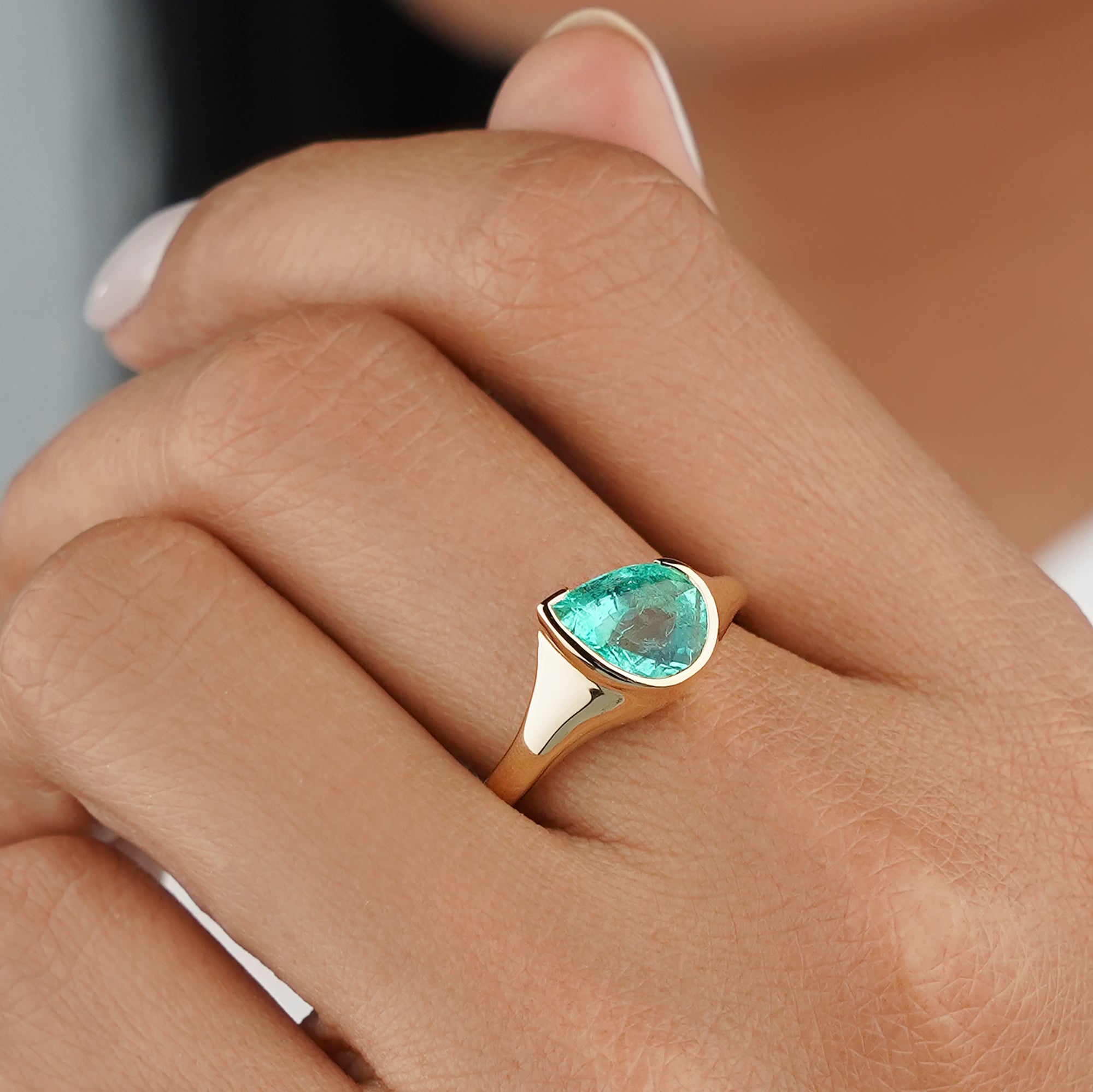 2 Carat Pear-shaped Colombian Emerald Wavy Diagonal Ring - Solid 14K Yellow Gold