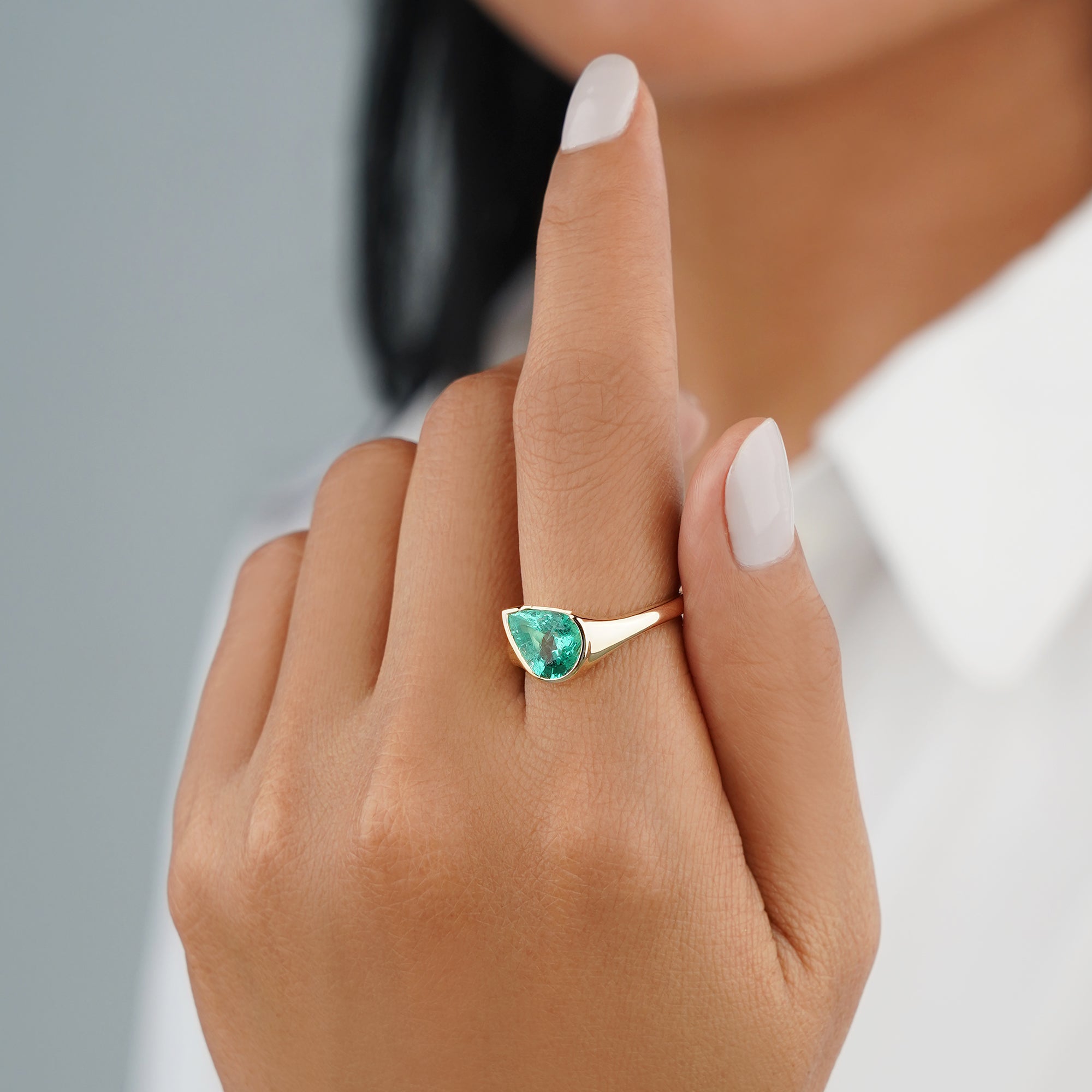 2 Carat Pear-shaped Colombian Emerald Wavy Diagonal Ring - Solid 14K Yellow Gold