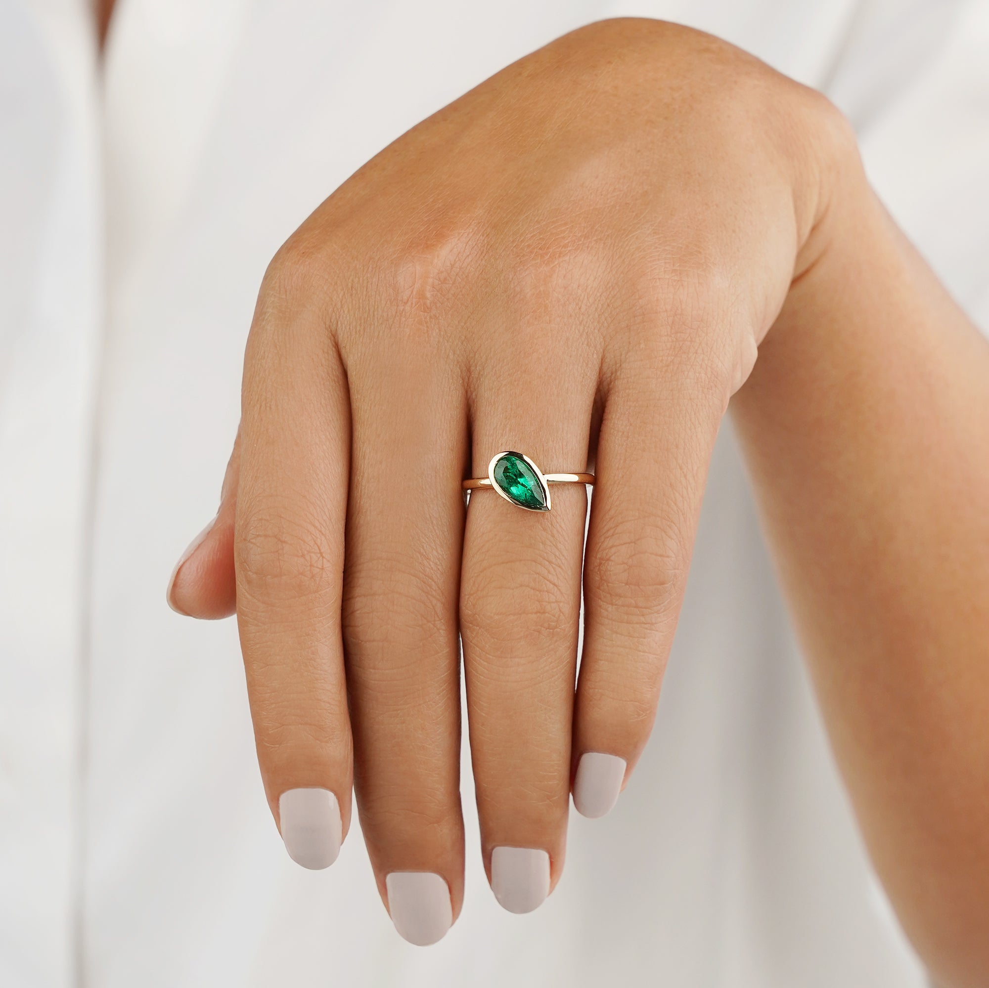 1.03 Carat Pear-shaped Brazilian Emerald Diagonal Ring - Solid 14K Yellow Gold