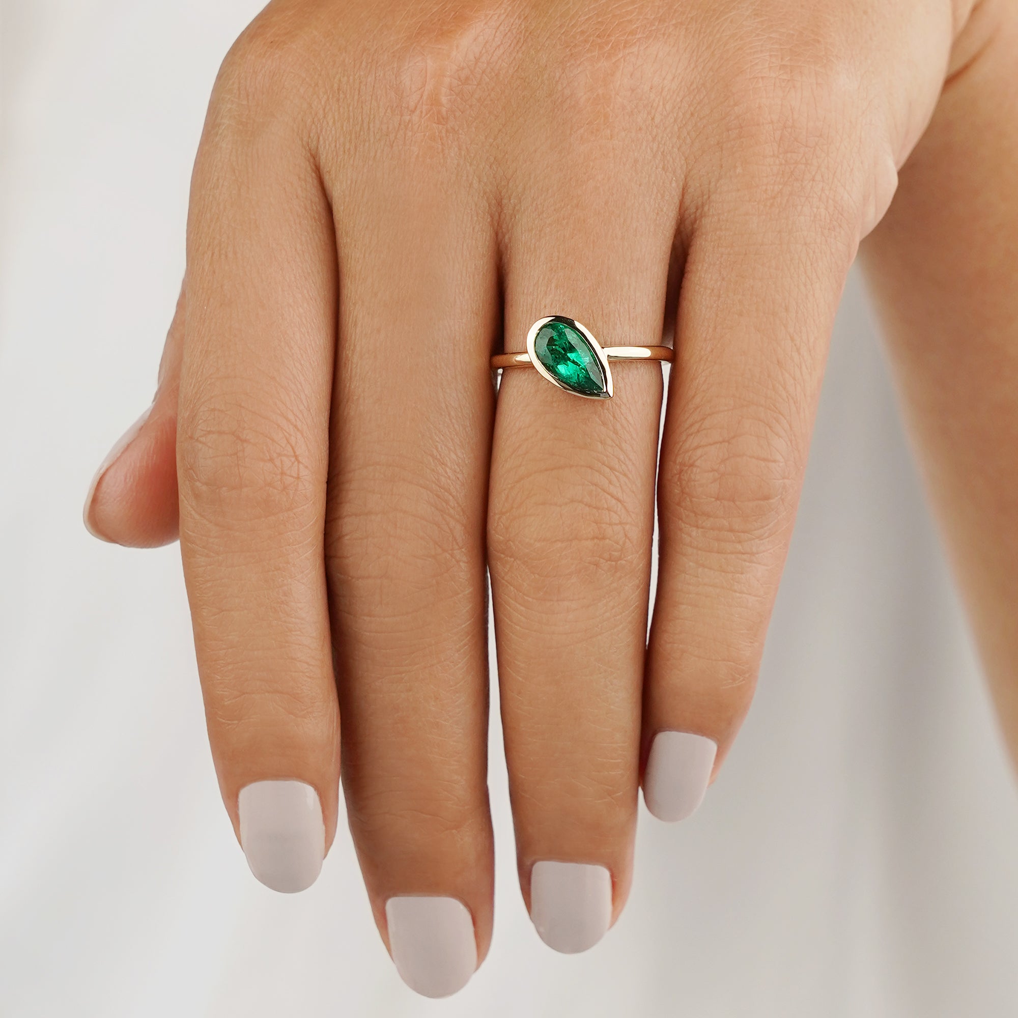 1.03 Carat Pear-shaped Brazilian Emerald Diagonal Ring - Solid 14K Yellow Gold