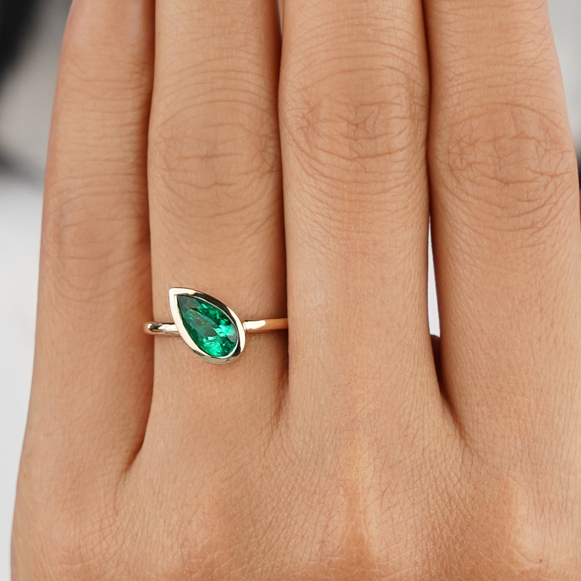 1.03 Carat Pear-shaped Brazilian Emerald Diagonal Ring - Solid 14K Yellow Gold