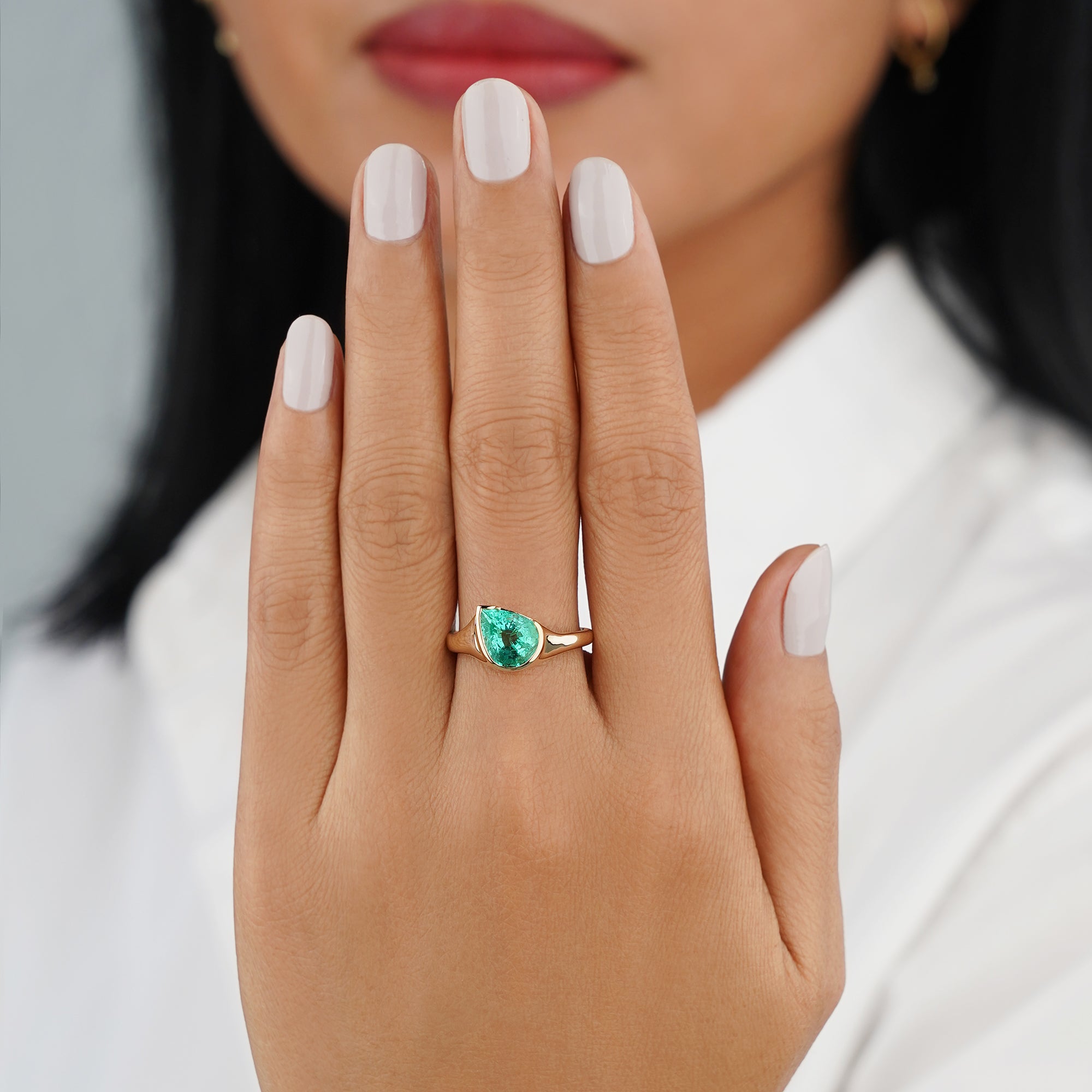 2 Carat Pear-shaped Colombian Emerald Wavy Diagonal Ring -  Solid 14K Yellow Gold