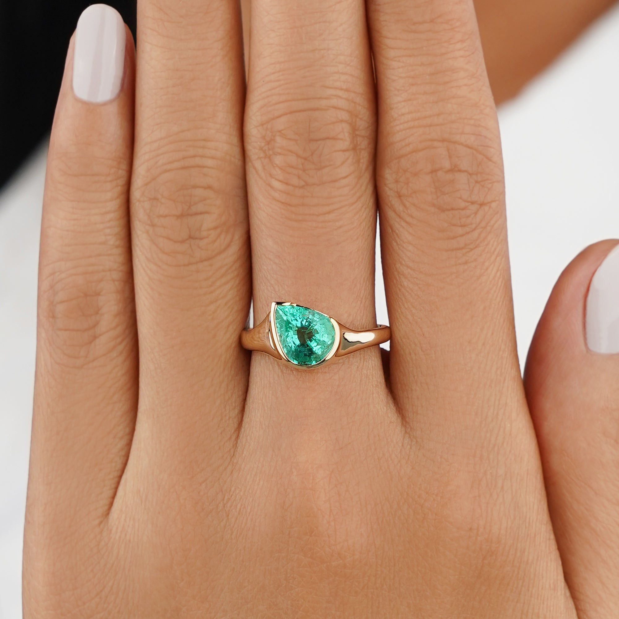 2 Carat Pear-shaped Colombian Emerald Wavy Diagonal Ring -  Solid 14K Yellow Gold