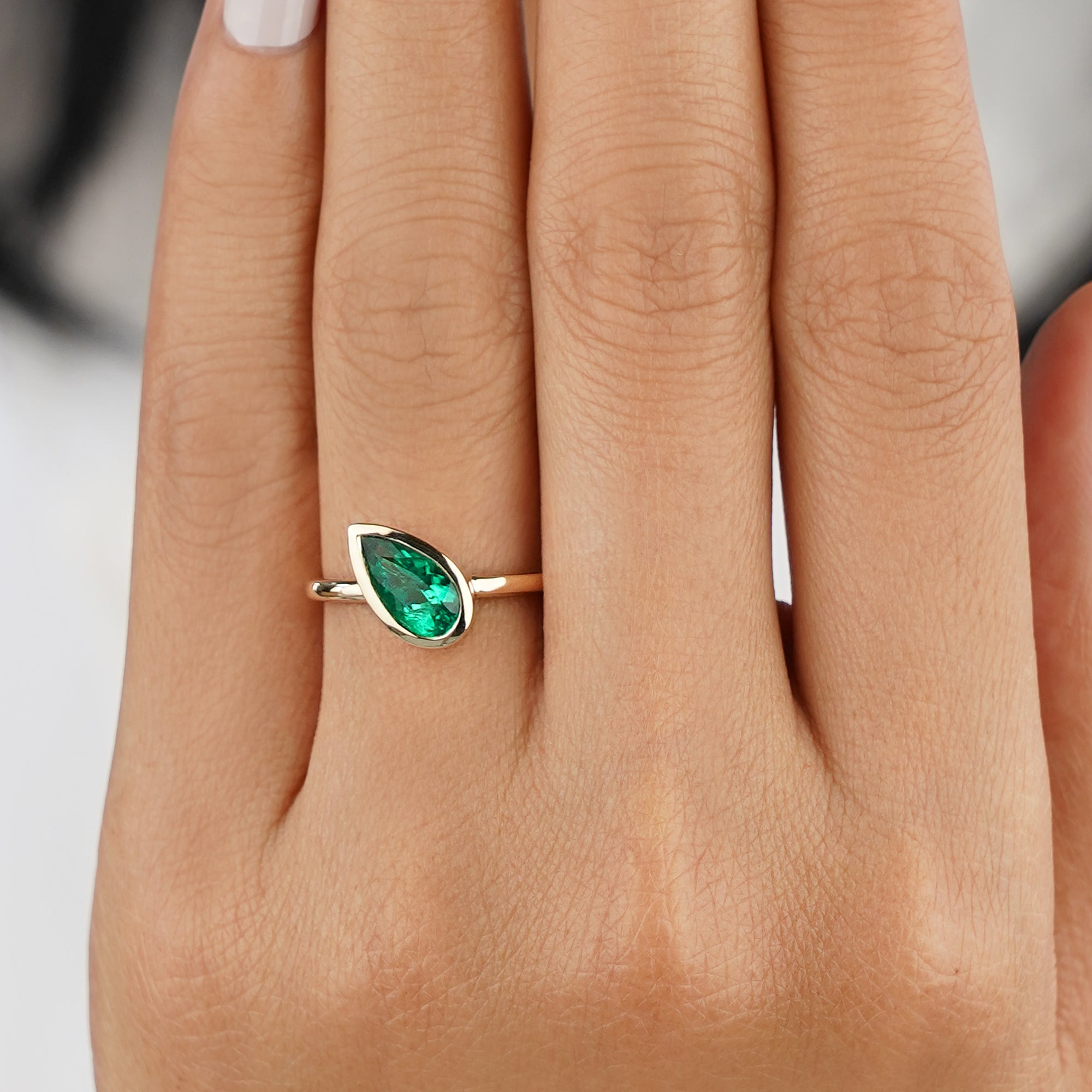 1.03 Carat Pear-shaped Brazilian Emerald Diagonal  Ring  - Solid 14K Yellow Gold